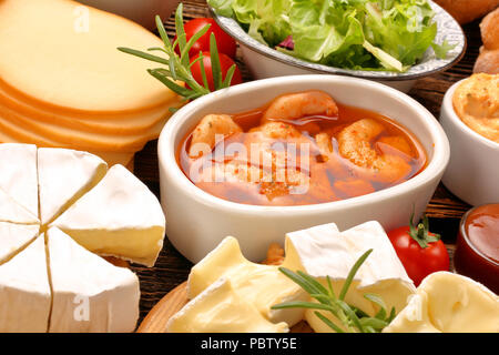 Garnelen und Käse Vorspeise mit rustikalen Holzmöbeln eingerichtet Stockfoto