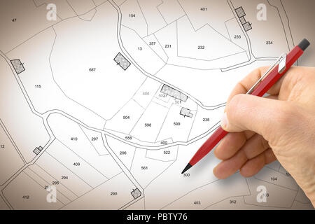 Handzeichnung über eine imaginäre Kataster-karte einer ländlichen Landschaft mit Gebäuden, Straßen und Parzellen Stockfoto