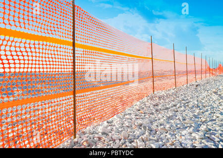 Baustelle mit Safety orange Kunststoff Raster auf einem Arbeitsplatz Stockfoto