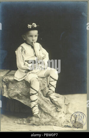Adler - Copil îmbrăcat in costum Beliebte românesc din Tulgheş. Stockfoto