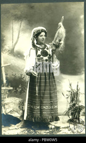 Adler - Costum beliebte românesc din Tulgheş tânără nevastă torcând. Stockfoto