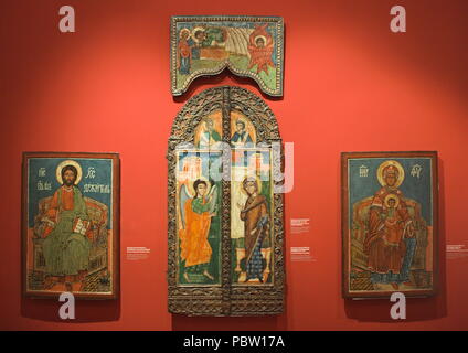 NOVI SAD, Serbien - 13. April: Holz- christliche Symbole auf rote Wand im Museum Stockfoto