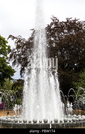 WINDSOR, Maidenhead und Windsor/UK - Juli 22: Blick auf die Diamond Jubilee Brunnen in Windsor, Maidenhead und Windsor am 22. Juli 2018. Eine nicht identifizierte Person Stockfoto