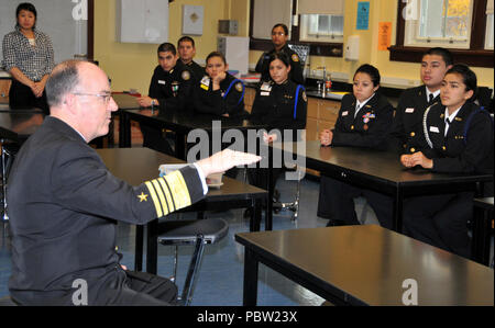 Adm. J. C. Harvey jr., Commander, United States Fleet Forces Command, Gespräche mit Studierenden an G. Hyman Rickover Naval Academy. Adm. J. C. Harvey jr., Commander, United States Fleet Forces Command, spricht mit Studenten an Hyman Rickover G. Naval Academy. Harvey besucht Rickover, a Naval high school Akademie mit mehr als 400 Navy Junior ROTC Kadetten, als Teil der Chicago Public Schools Principal für einen Tag Programm. Das Programm war als eine jährliche Veranstaltung, die von der der Bürgermeister von Chicago Office im Jahre 1998 gegründet. Stockfoto