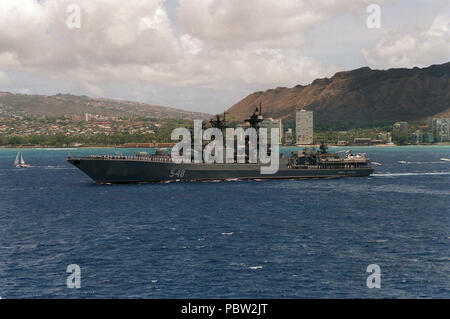 Admiral Panteleyev. Die russische Lenkwaffen-zerstörer ADMIRAL PANTELEYEV Pässe Diamond Head als Teil einer Parade der Schiffe während der 50. Jahrestag des V-J Day Feier des Ende des Zweiten Weltkriegs. Der ADMIRAL PANTELEYEV ist in Wladiwostok im Japanischen Meer homeported. Stockfoto