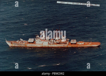 AdmiralFokin 1995 ein. Antenne Anschluss Seitenansicht der ehemaligen Russischen Marine Kynda Klasse Lenkwaffen-kreuzer Admiral Fokin unter Abschleppen auf dem Weg zu einem ausländischen Verschrottung. Stockfoto