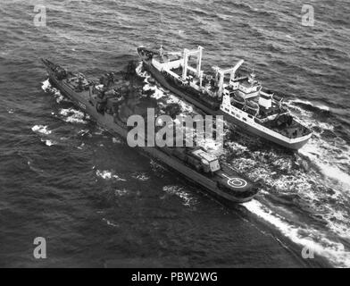 AdmiralIsachenkov & Dubna 1985. Antenne Hafen Viertel Ansicht einer dubna Klasse Auffüllung Tanker (rechts) tanken ein kresta II Klasse Lenkwaffen-kreuzer während der Fahrt. Stockfoto