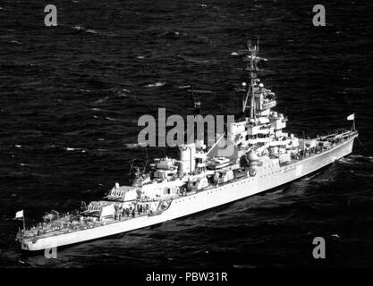 AdmiralUshakov 1981. Ein erhöhter Steuerbord viertel Ansicht einer sowjetischen Swerdlow class Light Cruiser. Stockfoto