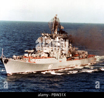 AdmiralYumashev 1982. Ein port Bow View der Sowjetischen Kresta II Klasse Lenkwaffen-kreuzer Admiral Yumashev im Gange. Stockfoto