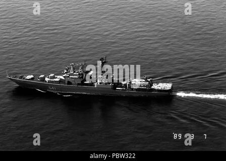 AdmiralZakharov 1989. Eine Antenne mit Blick auf den Hafen der Sowjetischen Udaloy Klasse Lenkwaffen-zerstörer ADMIRAL ZAKHAROV (DDG541) im Gange. Stockfoto