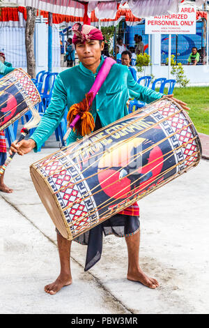 Lombok, Indonesien - 17. September 2016: Kreuzfahrtschiff einladende Band Drummer. Eine willkommene Partei erfüllt alle Kreuzfahrtschiffe, Stockfoto