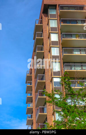 Suchen nach einem hohen Gebäude mit Balkons Stockfoto