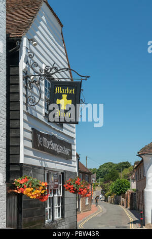 ALFRISTON, Sussex/UK - Juli 23: Blick auf den Inn Seaford Sussex am 23. Juli 2018. Drei nicht identifizierte Personen Stockfoto