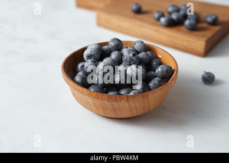 Natürliche frisch gepflückte Blaubeeren zum Kochen süße Desserts am Küchentisch. Stockfoto