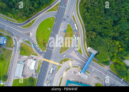 Kreuzung Landstraße von Enthusiasten und großen Kupavensky Reisen in Moskau. Luftaufnahmen. Stockfoto