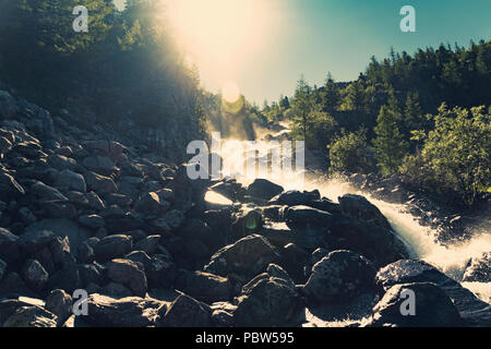 Ruhigen Wasserfall Landschaft mitten im grünen Wald. Ein Spray von Wasser. Wasser bricht auf den Felsen. Stockfoto