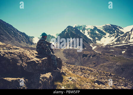 Junge Frau sitzt im Lotussitz, meditieren, entspannen, genießen Sie die Berge in Altai, Sibirien. Russland. Aktives Leben Konzept und Idee. besondere Kräfte so Stockfoto