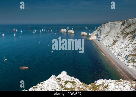 Die rund um die Insel Regatta vorbei an den Nadeln und Klippen auf der Insel Wight. an einem heißen Sommertag. Stockfoto