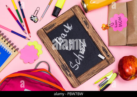 Schule-Versorgungsmaterialien auf rosa Hintergrund Stockfoto