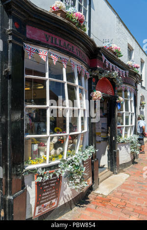 ALFRISTON, Sussex/UK - Juli 23: Blick auf das Dorf in der High Street in Seaford Sussex am 23. Juli 2018. Ein unbekannter Mann Stockfoto