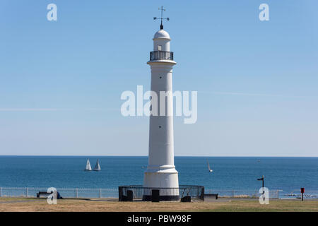 Meik's Gusseisen weißen Leuchtturm und Promenade, Seaburn, Sunderland, Tyne und Wear, England, Vereinigtes Königreich Stockfoto