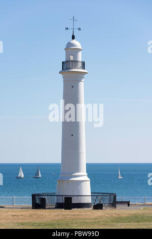 Meik's Gusseisen weißen Leuchtturm und Promenade, Seaburn, Sunderland, Tyne und Wear, England, Vereinigtes Königreich Stockfoto