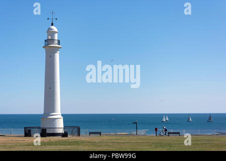 Meik's Gusseisen weißen Leuchtturm und Promenade, Seaburn, Sunderland, Tyne und Wear, England, Vereinigtes Königreich Stockfoto