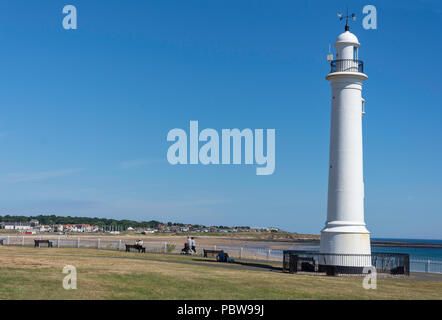 Meik's Gusseisen weißen Leuchtturm und Promenade, Seaburn, Sunderland, Tyne und Wear, England, Vereinigtes Königreich Stockfoto