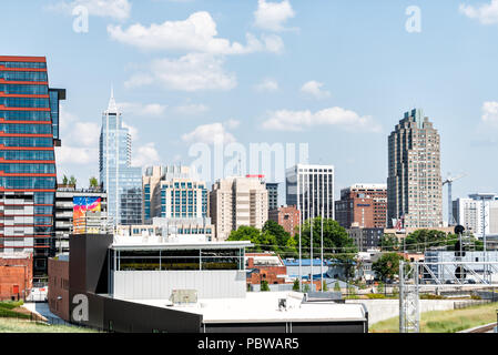 Raleigh, USA - 13. Mai 2018: Downtown North Carolina Wolkenkratzer, Stadt oder Skyline bei Tag mit modernen Gebäuden, Unternehmen, Industrie Stockfoto