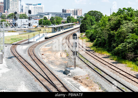 Raleigh, USA - 13. Mai 2018: Downtown North Carolina Wolkenkratzer, hotels bei Tag mit modernen Gebäuden, Unternehmen, industrielle Eisenbahn Stockfoto