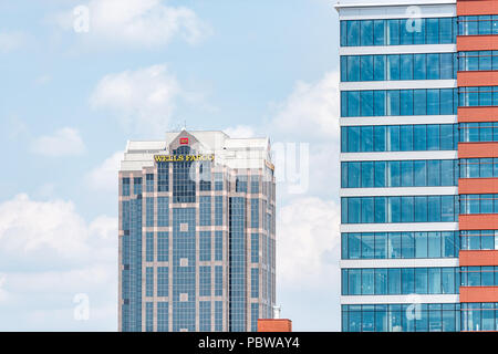 Raleigh, USA - 13. Mai 2018: Downtown North Carolina Wolkenkratzer, hotels bei Tag mit modernen Gebäuden, Unternehmen, an der die Wells Fargo Bank closeup Stockfoto