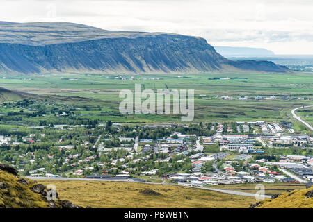 Luftaufnahme von Hveragerdi, Island Ort, Stadt oder Dorf mit Häusern, die Skyline der Stadt oder Landschaft, Klippe, in der Senke Stockfoto