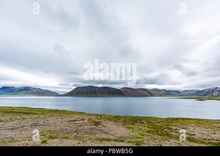 Island Landschaft Blick auf Fjord Kolgrafarfjordur, Grundarfjordur auf der Halbinsel Snaefellsnes, niemand, weite Landschaft Wasser Fluss mit bewölkt stürmischen cl Stockfoto