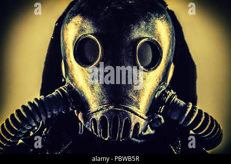 Portrait von post-apokalyptischen Überlebende in Gas Mask Stockfoto