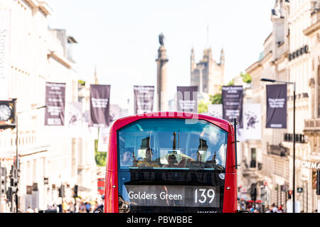 London, Großbritannien, 22. Juni 2018: Luftaufnahme der Straße Straße mit Double Decker rot Big Bus im Zentrum der Innenstadt von Stadt, Piccadilly Circus Fahnen, Bokeh der Wir Stockfoto