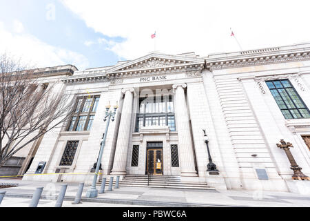 Washington DC, USA - 9. März 2018: PNC Bank unterzeichnen auf außen in der Hauptstadt der USA, National Mall, historische Architektur Stockfoto