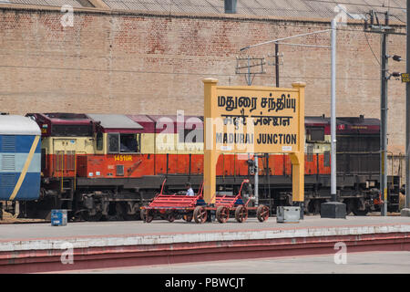 Madurai, Indien - 10. März 2018: die Lok über einen Personenzug aus dem Hauptbahnhof in Madurai Tamil Nadu zu schleppen Stockfoto