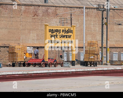 Madurai, Indien - 10. März 2018: Die eisenbahnarbeiter cargo handling auf einer Plattform auf Madurai junction railway station Stockfoto