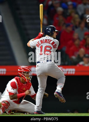 Boston Red Sox Andrew Benintendi und Catcher Los Angeles Angels' Martin Maldonado während der Major League Baseball Spiel bei Angel Stadium in Anaheim, Kalifornien, USA, 17. April 2018. Quelle: LBA/Alamy leben Nachrichten Stockfoto