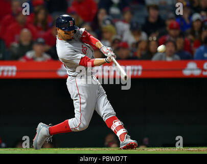 Mookie Betts der Boston Red Sox Fledermäuse in der Major League Baseball Spiel gegen die Los Angeles Angels im Angel Stadium in Anaheim, Kalifornien, USA, 17. April 2018. Quelle: LBA/Alamy leben Nachrichten Stockfoto