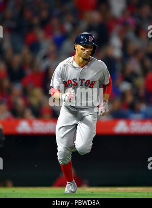 Mookie Betts der Boston Red Sox läuft während der Major League Baseball Spiel gegen die Los Angeles Angels im Angel Stadium in Anaheim, Kalifornien, USA, 17. April 2018. Quelle: LBA/Alamy leben Nachrichten Stockfoto