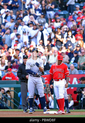 New York Yankees rechter Feldspieler Aaron Richter steht an der ersten Base mit Los Angeles Angels erste Basisspieler Jefry Marte während der Major League Baseball Spiel bei Angel Stadium in Anaheim, Kalifornien, USA, 28. April 2018. Quelle: LBA/Alamy leben Nachrichten Stockfoto