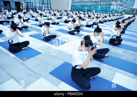 Qingdao, Qingdao, China. 30. Juli, 2018. Qingdao, China - Hunderte von Frauen Yoga an einem Platz in Qingdao, in der ostchinesischen Provinz Shandong. Credit: SIPA Asien/ZUMA Draht/Alamy leben Nachrichten Stockfoto