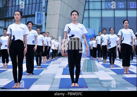 Qingdao, Qingdao, China. 30. Juli, 2018. Qingdao, China - Hunderte von Frauen Yoga an einem Platz in Qingdao, in der ostchinesischen Provinz Shandong. Credit: SIPA Asien/ZUMA Draht/Alamy leben Nachrichten Stockfoto