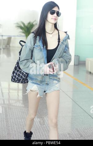 Beijin, Beijin, China. 30. Juli, 2018. Peking, China - chinesische Modell Xi Mengyao, auch bekannt als Ming Xi, wird am Flughafen Peking, Juli 29th, 2018 gesehen. Credit: SIPA Asien/ZUMA Draht/Alamy leben Nachrichten Stockfoto