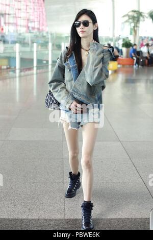 Beijin, Beijin, China. 30. Juli, 2018. Peking, China - chinesische Modell Xi Mengyao, auch bekannt als Ming Xi, wird am Flughafen Peking, Juli 29th, 2018 gesehen. Credit: SIPA Asien/ZUMA Draht/Alamy leben Nachrichten Stockfoto