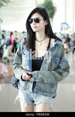 Beijin, Beijin, China. 30. Juli, 2018. Peking, China - chinesische Modell Xi Mengyao, auch bekannt als Ming Xi, wird am Flughafen Peking, Juli 29th, 2018 gesehen. Credit: SIPA Asien/ZUMA Draht/Alamy leben Nachrichten Stockfoto