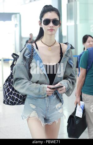 Beijin, Beijin, China. 30. Juli, 2018. Peking, China - chinesische Modell Xi Mengyao, auch bekannt als Ming Xi, wird am Flughafen Peking, Juli 29th, 2018 gesehen. Credit: SIPA Asien/ZUMA Draht/Alamy leben Nachrichten Stockfoto