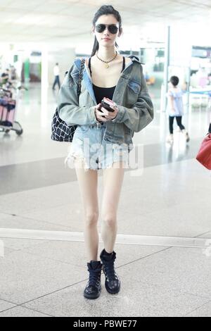 Beijin, Beijin, China. 30. Juli, 2018. Peking, China - chinesische Modell Xi Mengyao, auch bekannt als Ming Xi, wird am Flughafen Peking, Juli 29th, 2018 gesehen. Credit: SIPA Asien/ZUMA Draht/Alamy leben Nachrichten Stockfoto