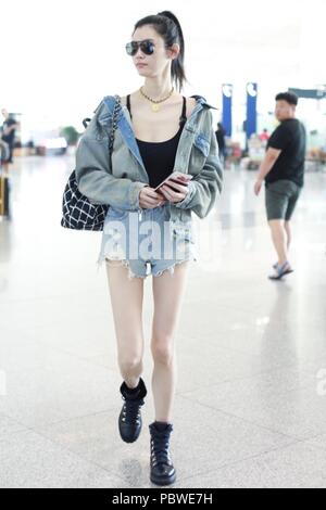 Beijin, Beijin, China. 30. Juli, 2018. Peking, China - chinesische Modell Xi Mengyao, auch bekannt als Ming Xi, wird am Flughafen Peking, Juli 29th, 2018 gesehen. Credit: SIPA Asien/ZUMA Draht/Alamy leben Nachrichten Stockfoto